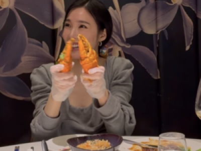 티파니 음식 앞에서 해맑은 미소로 눈길 끌어 썸네일